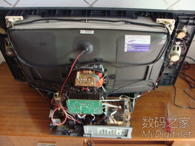 ����CHD32300�����ָ����ɫ���ӻ���·�ṹ���ͼ��