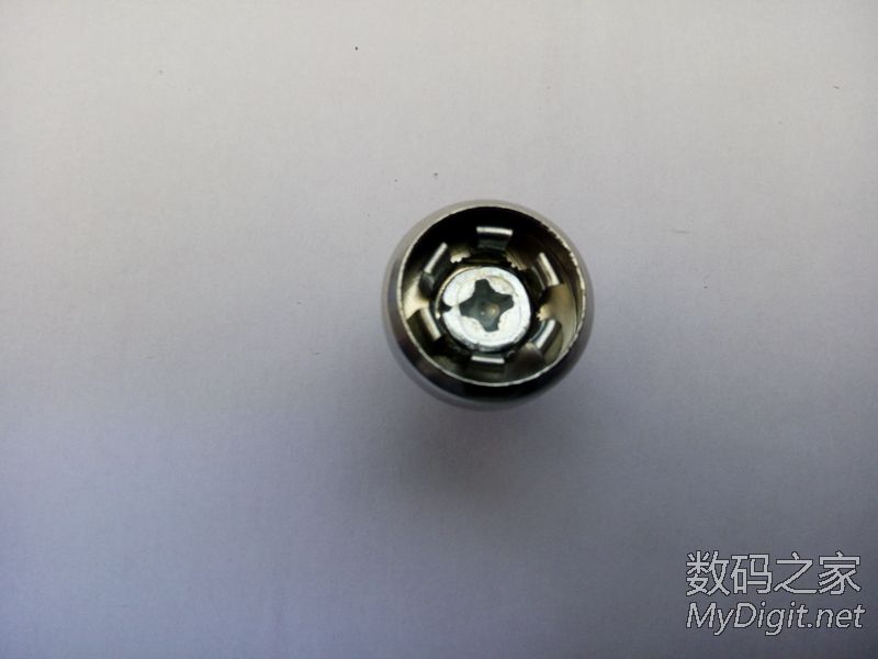 解读汽车牌照扣 安全防盗的高清图片