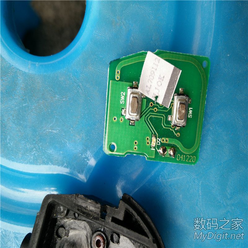 锁孔被堵 拆奇瑞QQ遥控钥匙换电池高清图片