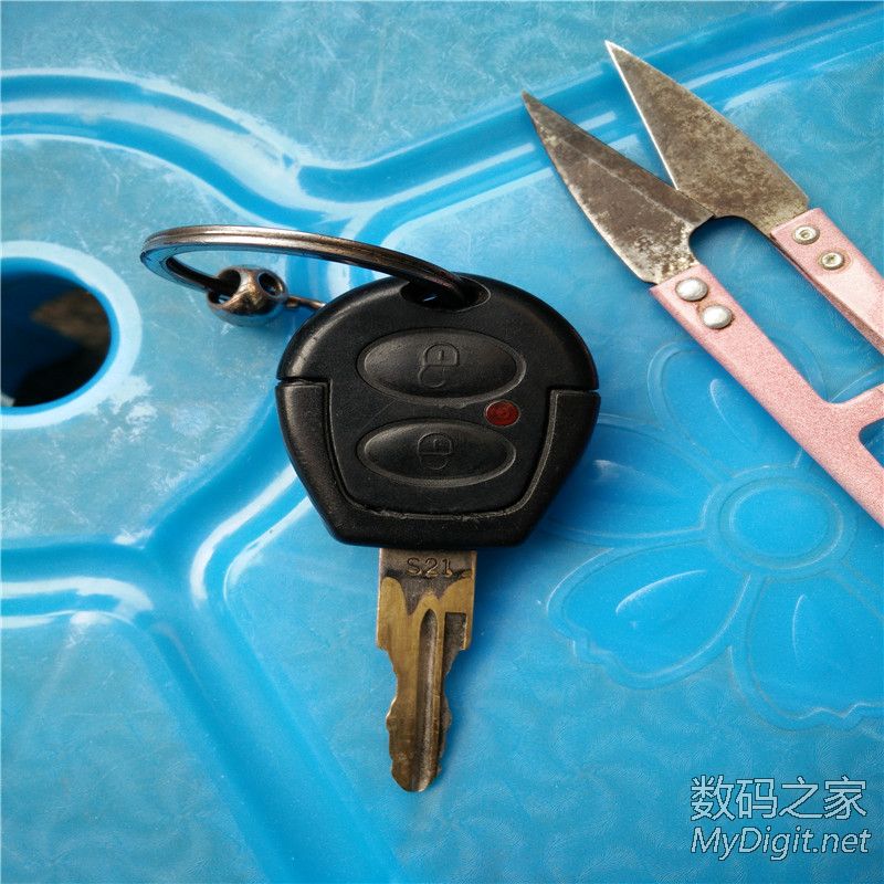 锁孔被堵 拆奇瑞QQ遥控钥匙换电池高清图片