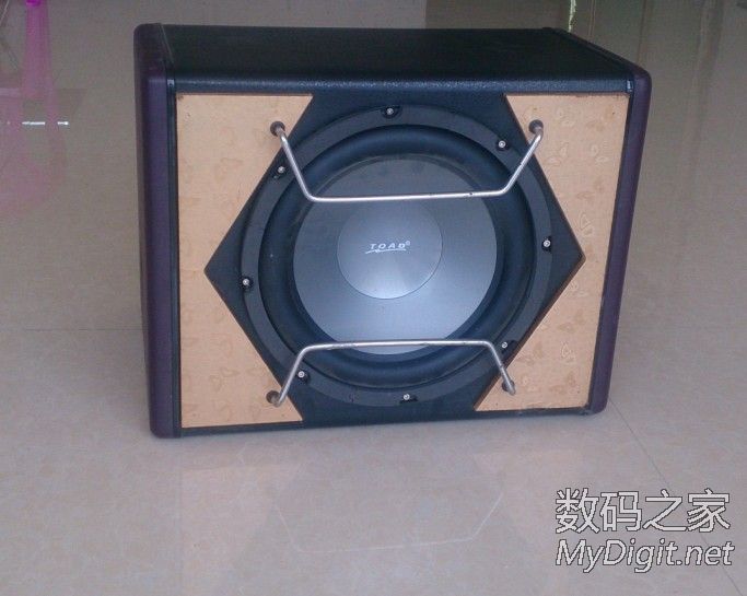 一款汽车低音炮功放坏了,拆下来拍拍照片再装回去,大家看看高清图片