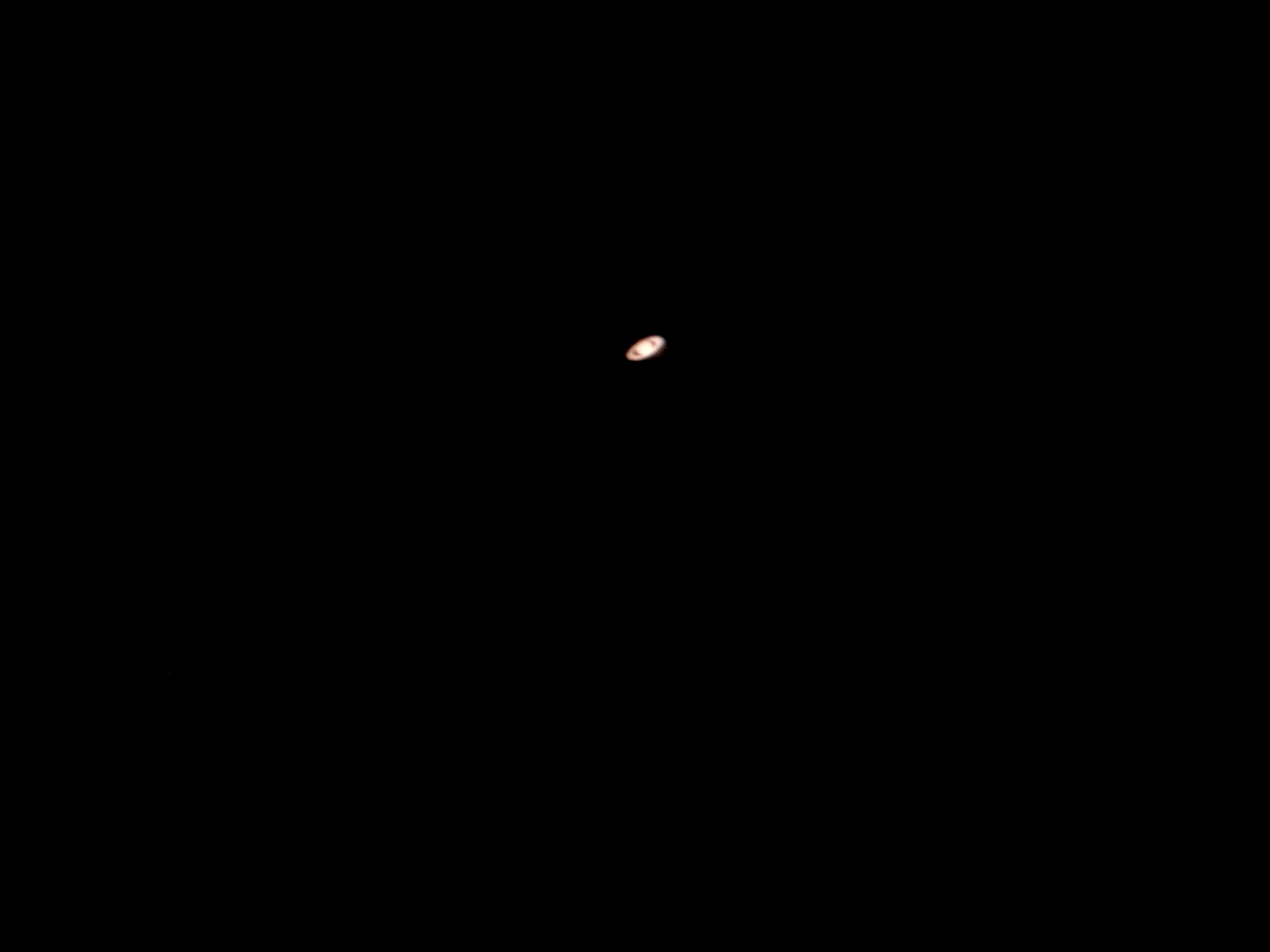 第一次从望远镜里看到土星的环(手机 望远镜拍摄)