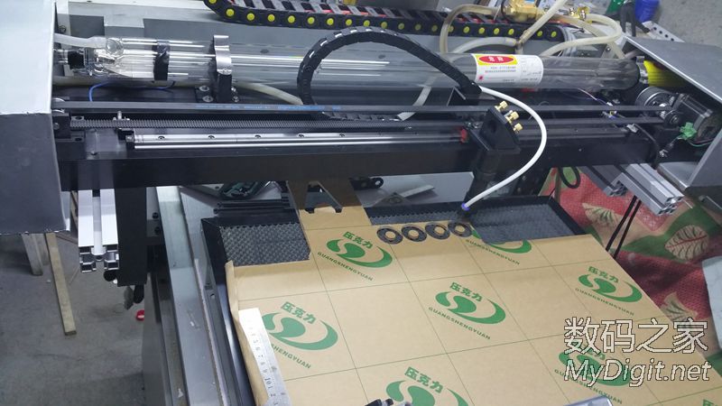 前段时间diy个激光雕刻机,激光管的水冷一直傻瓜式冷却,今天把他智能化。 前段时间diy个激光雕刻机,激光管的水冷一直傻瓜式冷却,今天把他智能化。