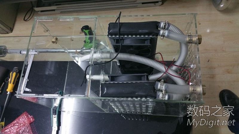 前段时间diy个激光雕刻机,激光管的水冷一直傻瓜式冷却,今天把他智能化。 前段时间diy个激光雕刻机,激光管的水冷一直傻瓜式冷却,今天把他智能化。