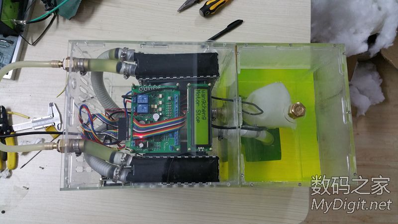 前段时间diy个激光雕刻机,激光管的水冷一直傻瓜式冷却,今天把他智能化。 前段时间diy个激光雕刻机,激光管的水冷一直傻瓜式冷却,今天把他智能化。