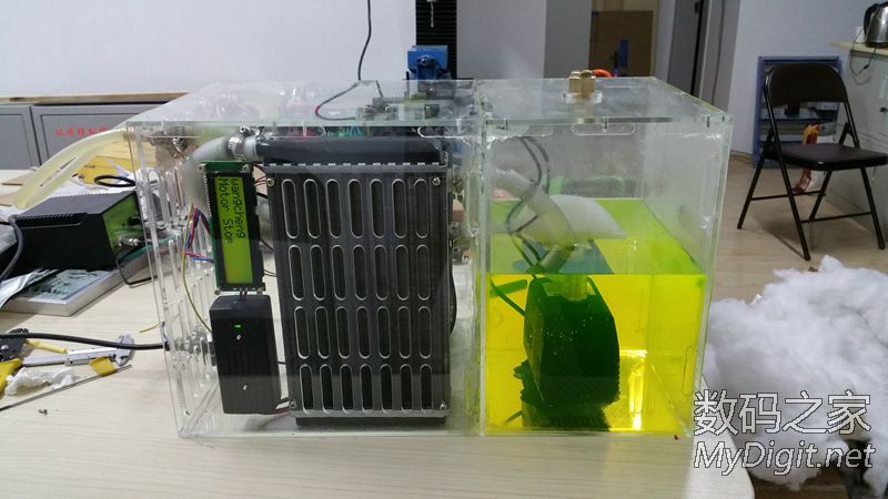 前段时间diy个激光雕刻机,激光管的水冷一直傻瓜式冷却,今天把他智能化。 前段时间diy个激光雕刻机,激光管的水冷一直傻瓜式冷却,今天把他智能化。