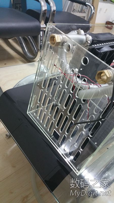 前段时间diy个激光雕刻机,激光管的水冷一直傻瓜式冷却,今天把他智能化。 前段时间diy个激光雕刻机,激光管的水冷一直傻瓜式冷却,今天把他智能化。