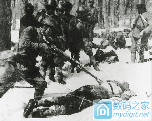 20年代经济危机_...机笼罩下的英国小镇:诺森伯兰郡的林茅斯冶炼厂内一群围坐攀谈...(3)