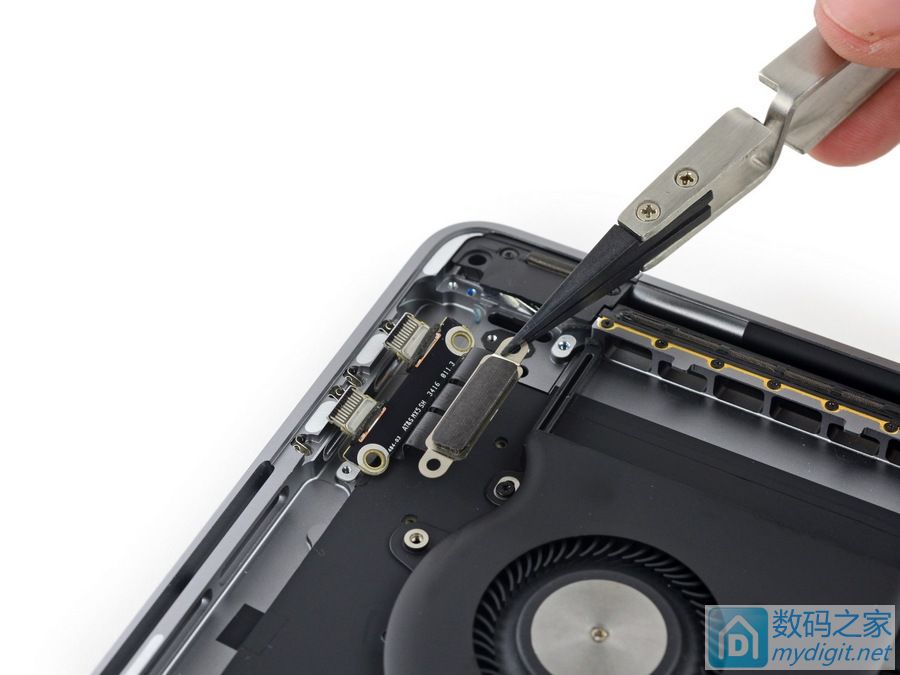 苹果13寸MacBook Pro高配版(带Touch Bar)拆机报告 苹果13寸MacBook Pro高配版(带Touch Bar)拆机报告
