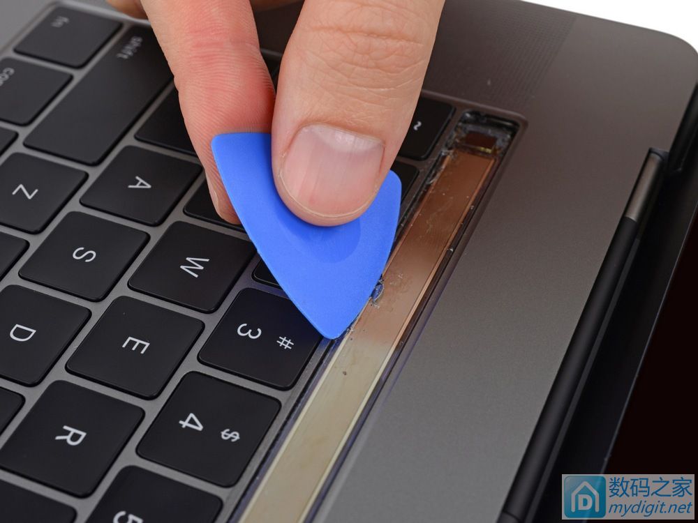 苹果2016款15寸MacBook Pro拆机报告(带Touch Bar) 苹果2016款15寸MacBook Pro拆机报告(带Touch Bar)