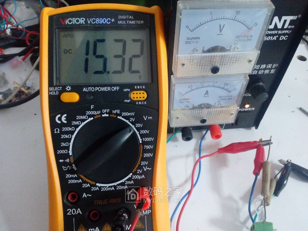 ά�������İ�̩��ATTEN PVR1502������ѹ�ɵ���Դ15V2A�ϻ�