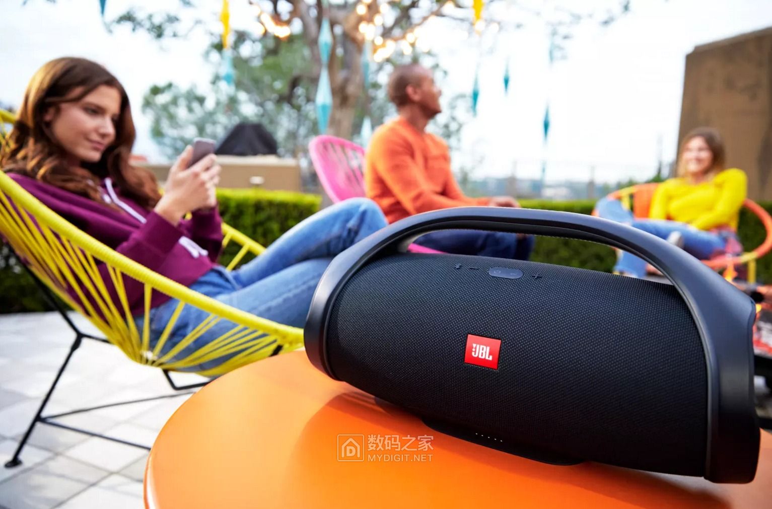 也是小型备胎充电站 JBL Boombox“炸弹”级户外蓝牙音箱 也是小型备胎充电站 JBL Boombox“炸弹”级户外蓝牙音箱