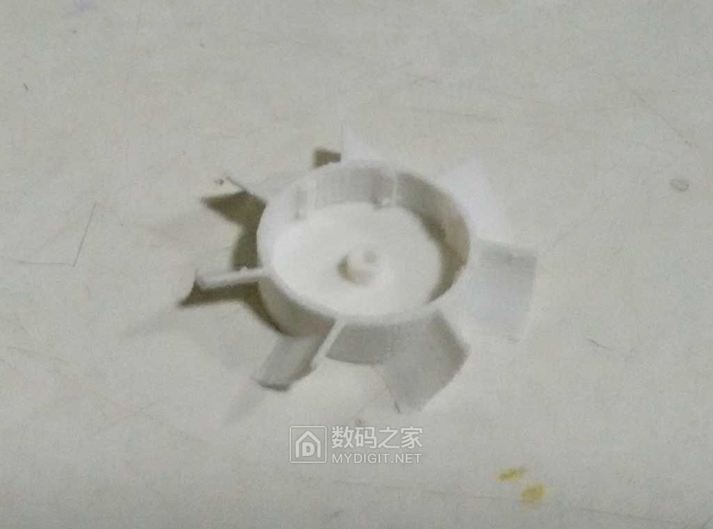 3D打印机自我修复------打印散热风扇叶片。 3D打印机自我修复------打印散热风扇叶片。
