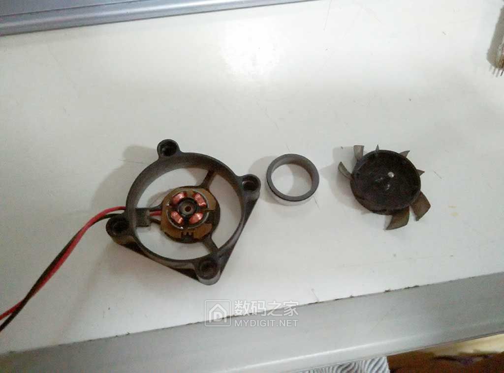 3D打印机自我修复------打印散热风扇叶片。 3D打印机自我修复------打印散热风扇叶片。