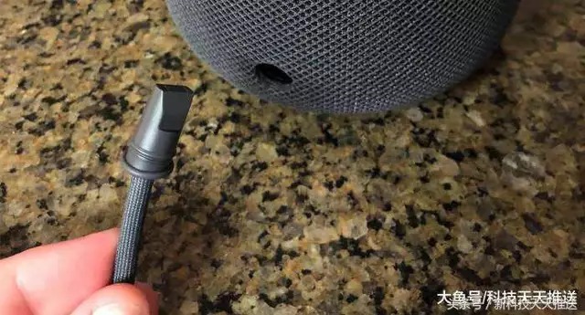 网友发现HomePod电源线原来可以轻易拆除 网友发现HomePod电源线原来可以轻易拆除