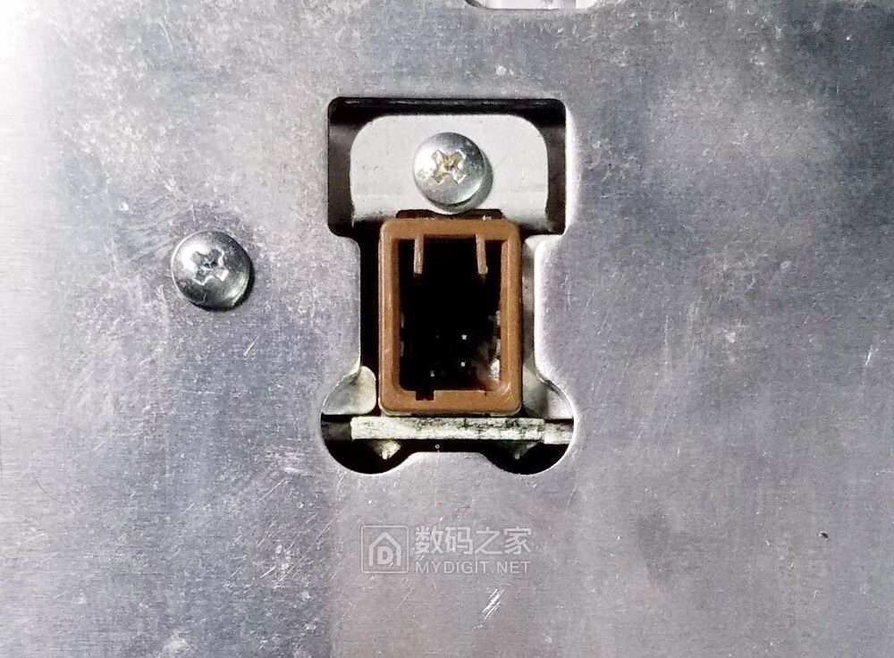 改斯巴鲁森林人车机面板,加前置USB口,看来是预留位 改斯巴鲁森林人车机面板,加前置USB口,看来是预留位