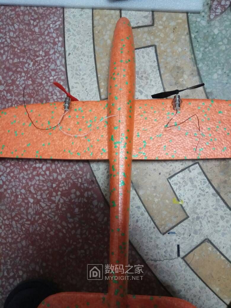 滑翔机改飘飘机,一大早掉河里变快艇了…… 滑翔机改飘飘机,一大早掉河里变快艇了……