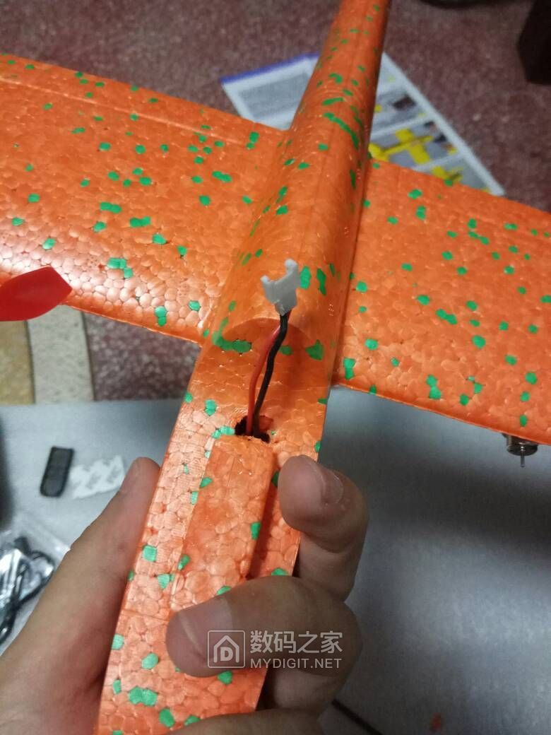 滑翔机改飘飘机,一大早掉河里变快艇了…… 滑翔机改飘飘机,一大早掉河里变快艇了……