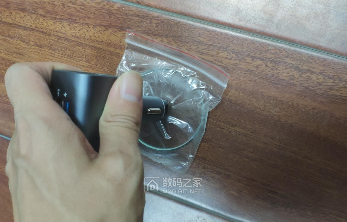 小钢锤车护卫/破窗空净三合一车充评测试用 小钢锤车护卫/破窗空净三合一车充评测试用