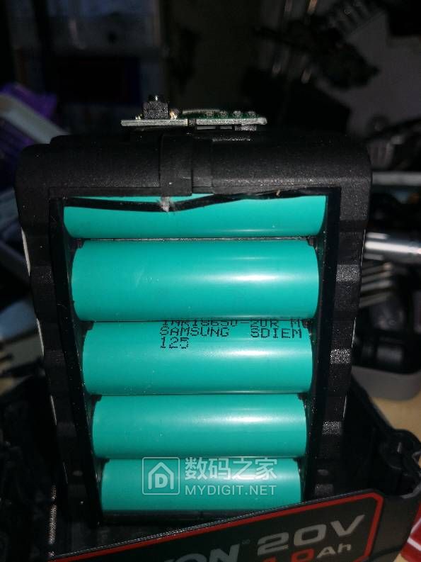 拆大有5401电池,富士通单片机,和一个东城20v4a电池,哪个做工好? 拆大有5401电池,富士通单片机,和一个东城20v4a电池,哪个做工好?