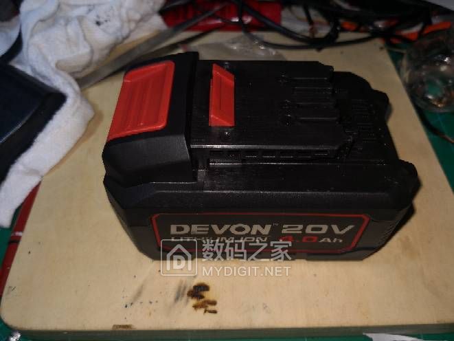 拆大有5401电池,富士通单片机,和一个东城20v4a电池,哪个做工好? 拆大有5401电池,富士通单片机,和一个东城20v4a电池,哪个做工好?