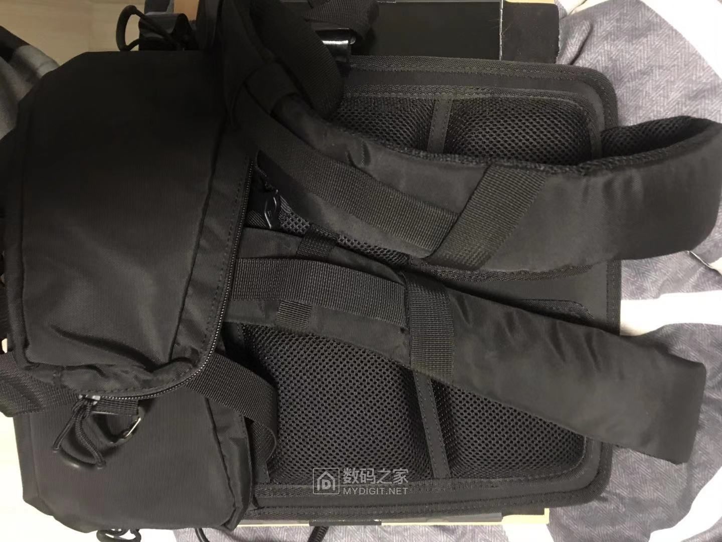 机械革命 VR VEST PC II 背包电脑 VR大空间可行走电脑 HTC VIVE头盔电脑 机械革命 VR VEST PC II 背包电脑 VR大空间可行走电脑 HTC VIVE头盔电脑